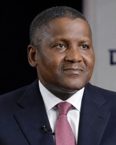 Portrait d'Aliko Dangote devant le logo Dangote Group