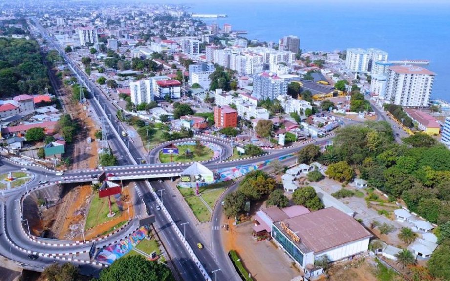 Conakry vue du ciel : échangeur routier, quartiers et océan