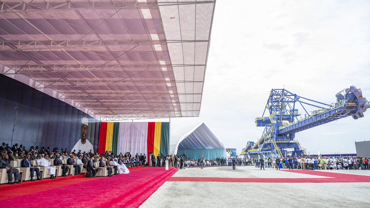 Cérémonie de lancement de Simandou, drapeaux guinéens et gerbeur de minerai